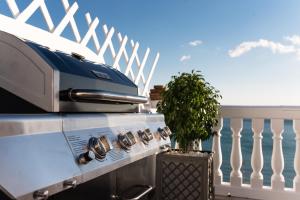 Ein für Gäste verfügbarer Grill in der Ferienwohnung