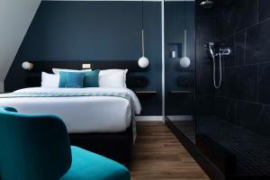 een slaapkamer met een kingsize bed en een douche bij Maison 46 in Parijs