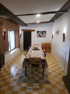 a dining room with a table and chairs at Casa Rural la Insula in Santa María de la Alameda
