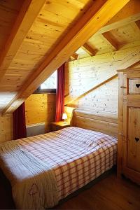 ラ・トゥッスイールにあるchalet la Louvièreの木製の屋根裏部屋(ベッド1台付)