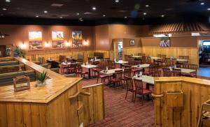 un comedor con mesas y sillas en un restaurante en Gold Dust West en Carson City