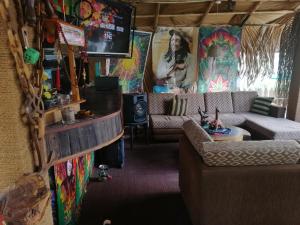 Posezení v ubytování Tiki bar hostel ella