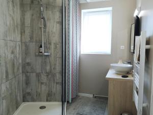 La salle de bains est pourvue d'une douche et d'un lavabo. dans l'établissement Gîte de la Carnoy, à Ennetières-en-Weppes