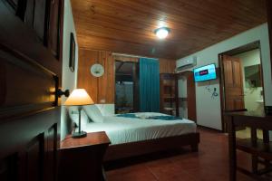 Postel nebo postele na pokoji v ubytování Tirimbina Rainforest Lodge