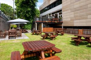 Kebun di luar Holiday Inn Cardiff City, an IHG Hotel