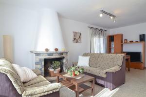 sala de estar con 2 sofás y chimenea en Club Villamar - Caramel, en Lloret de Mar