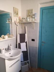 Koupelna v ubytování B&B Roseddu + 16 fotografií