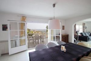 ein Esszimmer mit einem Tisch und Stühlen sowie ein Wohnzimmer in der Unterkunft Club Villamar - Citron in Calonge
