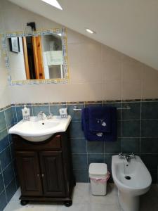 Koupelna v ubytování APARTAMENTOS RURALES EL PRIVILEGIO