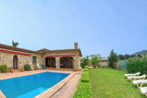 een huis met een zwembad in de tuin bij Club Villamar - Descanso in Platja  d'Aro