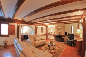 ein Wohnzimmer mit einem Sofa und einem Tisch in der Unterkunft Club Villamar - Descanso in Platja  d'Aro