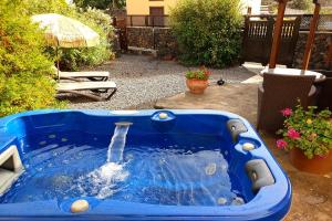 una bañera azul con una fuente de agua en un patio en El Morro, en El Paso