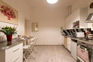 A kitchen or kitchenette at DOMUS FORTUNAE VATICANO