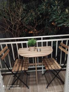 a table and chairs on a balcony with a plant at Elegant Central Studio Free wifi and netflix in Volos