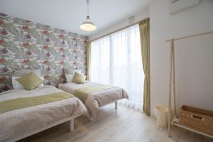 una camera con due letti e una finestra di Nakagami-gun - House / Vacation STAY 73991 a Tokeshi