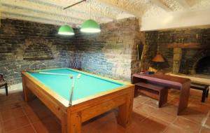 una mesa de billar en una habitación con una pared de ladrillo en Club Villamar - La Cancha, en Lloret de Mar