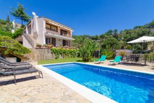 eine Villa mit einem Pool und einem Haus in der Unterkunft Club Villamar - Jamira in Tossa de Mar