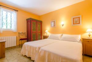 ein Schlafzimmer mit einem großen weißen Bett und einem Fenster in der Unterkunft Club Villamar - Jamira in Tossa de Mar
