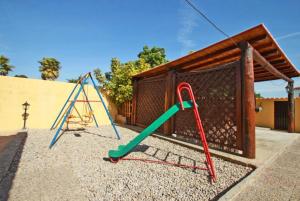 um parque infantil com uma gangorra e um baloiço em Club Villamar - Lucerna em Sant Antoni de Calonge