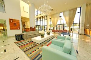 a large living room with couches and a chandelier at Hotel Inter Cuiaba in Cuiabá