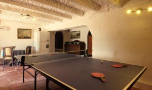 mesa de ping pong en la sala de estar con mesa de ping pong en Club Villamar - La Cancha, en Lloret de Mar