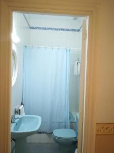 y baño con aseo, lavabo y ducha. en Nuevo Hotel en Jerez de la Frontera