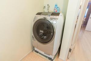 - un lave-linge dans un coin de pièce dans l'établissement Osaka - House / Vacation STAY 74031, à Osaka
