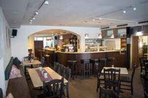 Lounge nebo bar v ubytování Zur Krone