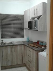 Roxy's Rest Guest House的厨房或小厨房