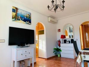 Una televisión o centro de entretenimiento en 3 bedrooms Villa in Cabo Roig