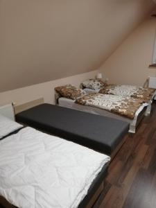 two twin beds in a room with at Pokoje gościnne Alicja in Kudowa-Zdrój
