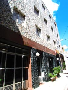 un gran edificio de ladrillo con ventanas en una calle en Teodoro Palace Hotel a 5 minutos do Brás e Bom Retiro en São Paulo