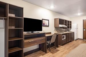 Kjøkken eller kjøkkenkrok på WoodSpring Suites Toledo Maumee
