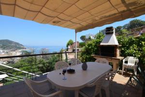 een witte tafel en stoelen op een balkon bij Club Villamar - Nelly in Tossa de Mar