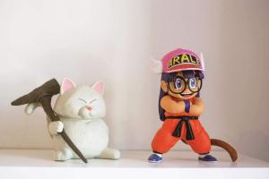 deux figurines de jouets d’un chat et d’un joueur de baseball dans l'établissement GregBnb-com - T2 Design - CLIMATISÉ - WiFi Fibre, à Toulon