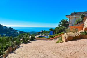 una casa en una colina con vistas al océano en Club Villamar - Serra Brava, en Lloret de Mar