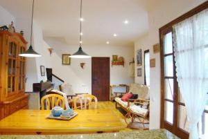 sala de estar con mesa de madera y sillas en Club Villamar - Tana, en Calonge