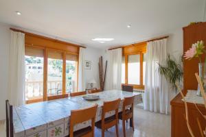 une cuisine avec une grande table à manger et des chaises dans l'établissement Club Villamar - Ruizman, à Calonge