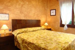 1 dormitorio con 1 cama, 2 mesas y 2 lámparas en Club Villamar - Tana, en Calonge