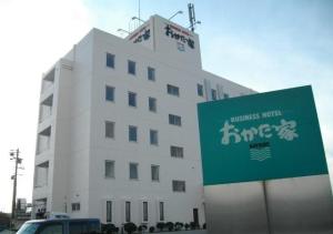 un edificio blanco con un cartel delante en Okadaya Bayside / Vacation STAY 72733, en Toyohashi