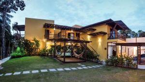 a house with a yard in front of it at Conchas do Mar Residence in Itacaré