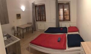 Postel nebo postele na pokoji v ubytování Old Town Apartments S12