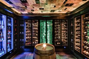una sala di degustazione di vini con botti e bottiglie di vino di Hotel Masl a Valles