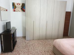 - une chambre avec une armoire blanche et un lit dans l'établissement Il Secondo Piano, à Messina