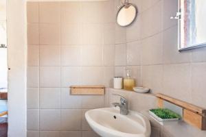ein weißes Badezimmer mit einem Waschbecken und einem Spiegel in der Unterkunft Romantico attichino con terrazzo vista Duomo !! in Florenz