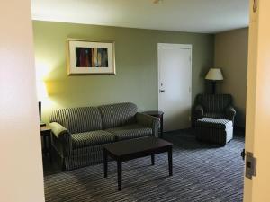 A seating area at Ramada by Wyndham Batesville