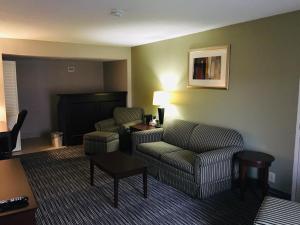 A seating area at Ramada by Wyndham Batesville