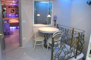 a balcony with a table and chairs and a mirror at Motel Le Plaisir in Salvador