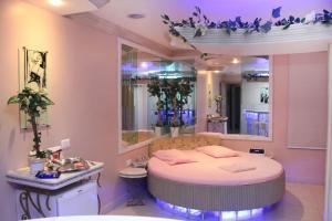 a bedroom with a round bed and a mirror at Motel Le Plaisir in Salvador