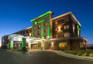 um hotel com um edifício com luz verde em Holiday Inn Casper East-Medical Center, an IHG Hotel em Casper